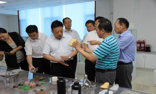 省人大常委会教科文卫工委副主任刘有智一行来我所进行专题调研