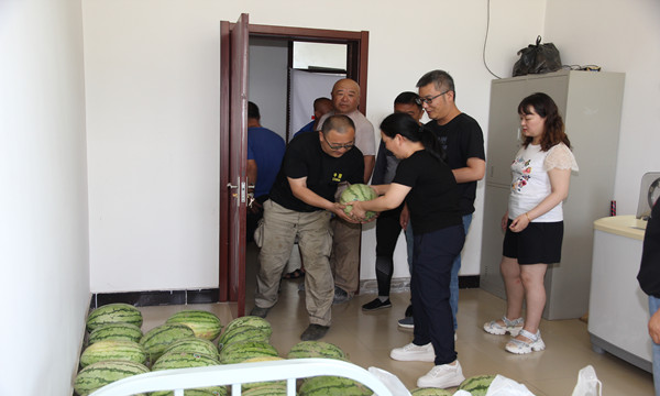 高温慰问到一线  清凉关爱润心田